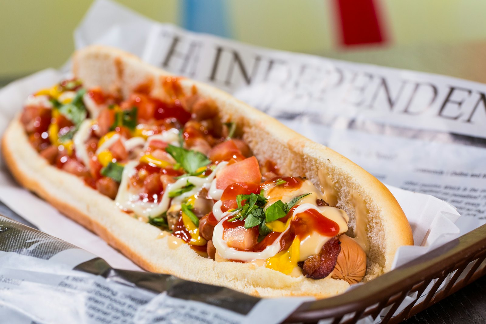 Cachorro-quente completo com vinagrete e molhos