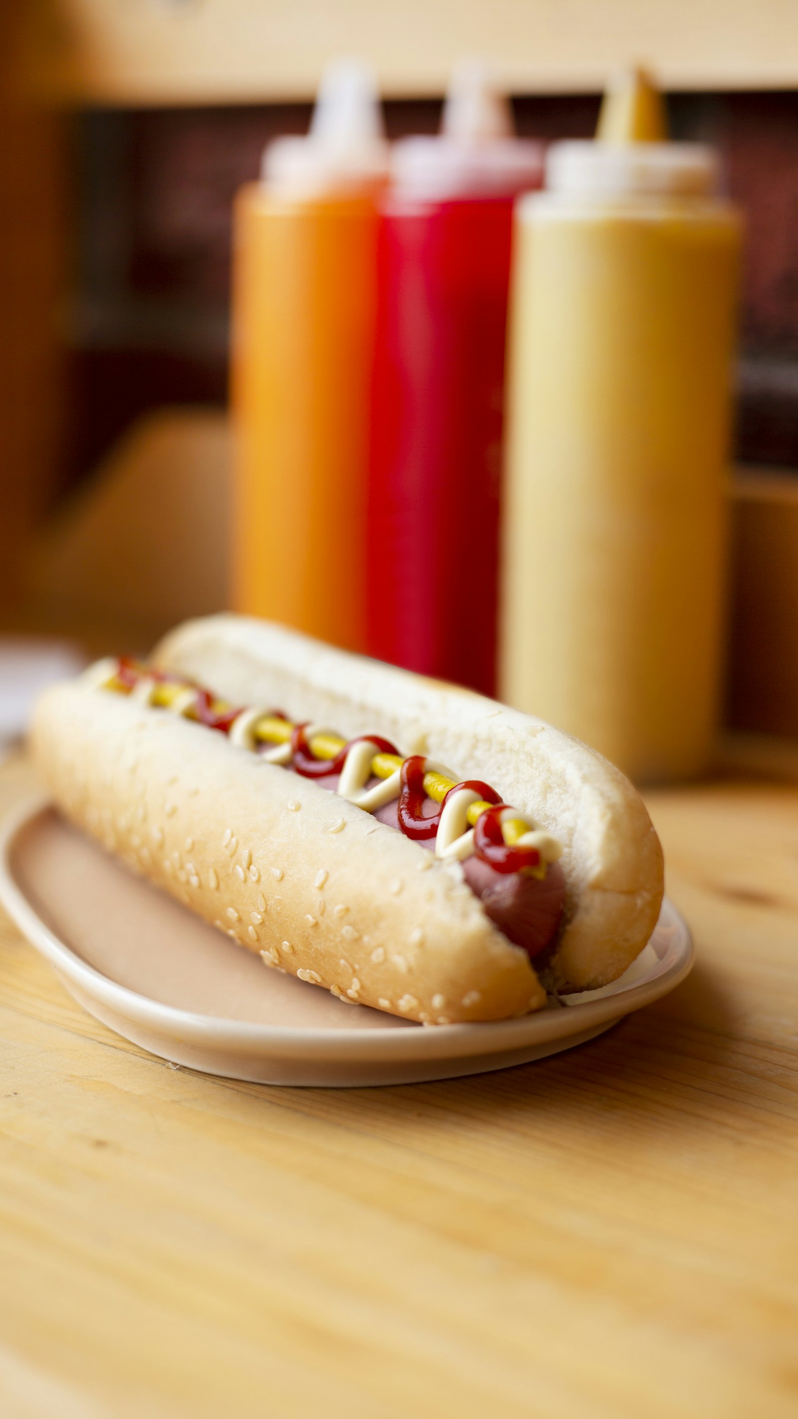 Cachorro-quente com mostarda e ketchup